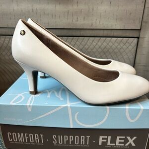 White Life stride Pumps